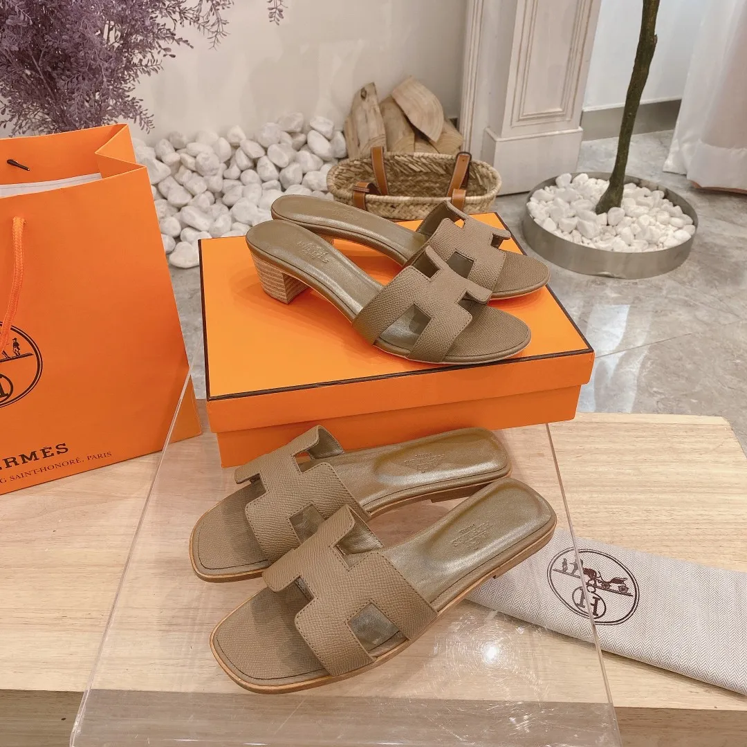 👟👟Ex-factory price 300👟👟 Genuine leather sole +40 🦄Hermès "Palm Print" has added new color sandals, "Year-round shipment" with three-dimensional concave and convex feeling on the classic "H" upper... It is a must-have item in your wardrobe, and it is magically versatile in this summer! This model fully demonstrates the classic Hermès style "palm print". Classic calfskin material ~ imported sheepskin. Lining 🐎Size: 34~42. Heel height ② type: low heel 1.5cm. Medium heel 4.5cm. Genuine leather sole +40 rubber sole.